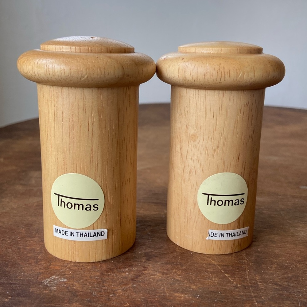 🌺Light Wood salt and pepper shakers Made In Thailand